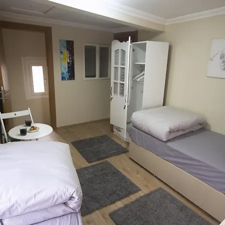 Erasmus House Konukevi